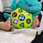 KIDS II PLISANA MUZICKA IGRACKA BABY NEPTUNE CUDDLY COMPOSER™6-24M - Slika 4