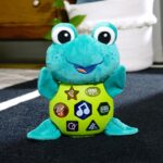 KIDS II PLISANA MUZICKA IGRACKA BABY NEPTUNE CUDDLY COMPOSER™6-24M - Slika 7