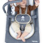 KIDS II INGENUITY LEZALJKA HAPPY BELLY™ CHAMBRAY 0-6m (SA MASAZEROM ZA GRCEVE) - Slika 2