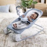 KIDS II INGENUITY LEZALJKA HAPPY BELLY™ CHAMBRAY 0-6m (SA MASAZEROM ZA GRCEVE) - Slika 5