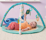 KIDS II BS DISNEY BABY PODLOGA ZA IGRU - STITCH PARTY IN PARADISE 17446 (0-36m) - Slika 3